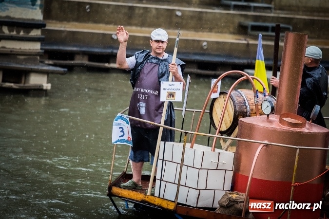 Zdjęcie w galerii na portalu naszraciborz.pl: Pływadła popłynęły już osiemnasty raz. Pierwszy raz przy tak fatalnej pogodzie wiadomości z regionu