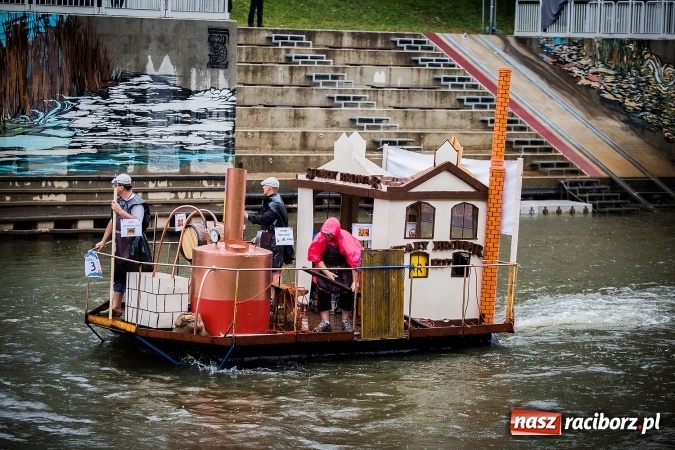 Zdjęcie w galerii na portalu naszraciborz.pl: Pływadła popłynęły już osiemnasty raz. Pierwszy raz przy tak fatalnej pogodzie wiadomości z regionu