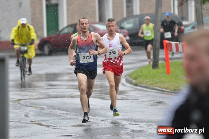 Zdjęcie w galerii na portalu naszraciborz.pl: Deszczowy XI Półmaraton w Kietrzu wiadomości z regionu