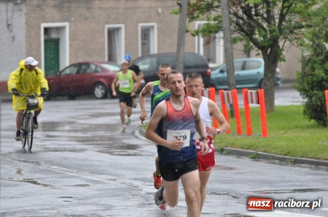 Zdjęcie w galerii na portalu naszraciborz.pl: Deszczowy XI Półmaraton w Kietrzu wiadomości z regionu