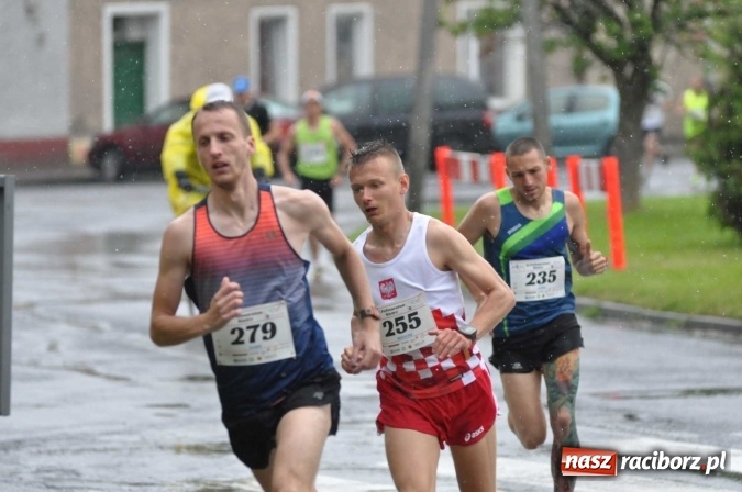 Zdjęcie w galerii na portalu naszraciborz.pl: Deszczowy XI Półmaraton w Kietrzu wiadomości z regionu