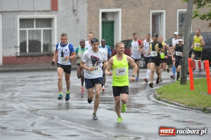 Zdjęcie w galerii na portalu naszraciborz.pl: Deszczowy XI Półmaraton w Kietrzu wiadomości z regionu