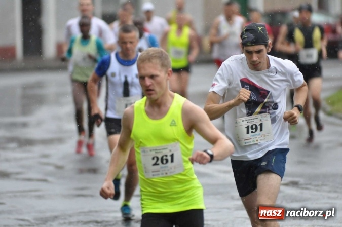 Zdjęcie w galerii na portalu naszraciborz.pl: Deszczowy XI Półmaraton w Kietrzu wiadomości z regionu