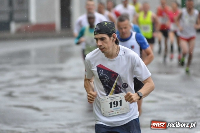 Zdjęcie w galerii na portalu naszraciborz.pl: Deszczowy XI Półmaraton w Kietrzu wiadomości z regionu