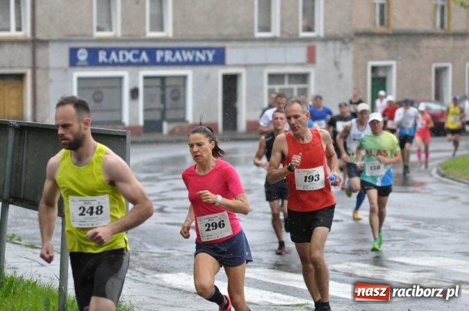 Zdjęcie w galerii na portalu naszraciborz.pl: Deszczowy XI Półmaraton w Kietrzu wiadomości z regionu