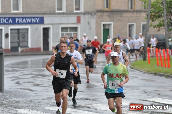 Zdjęcie w galerii na portalu naszraciborz.pl: Deszczowy XI Półmaraton w Kietrzu wiadomości z regionu
