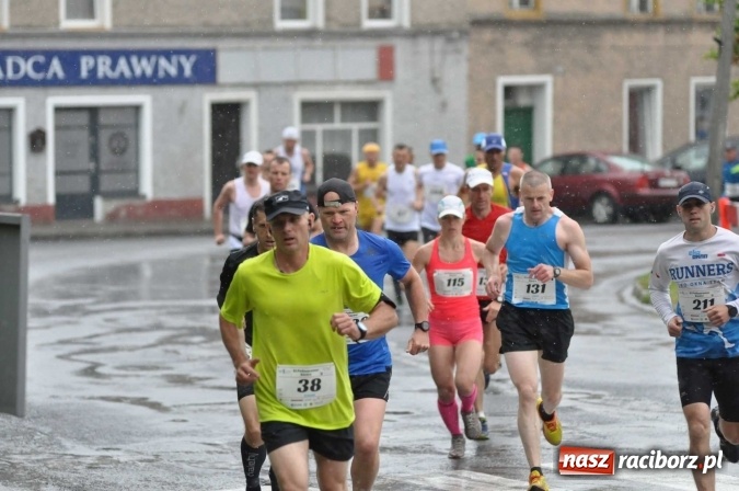 Zdjęcie w galerii na portalu naszraciborz.pl: Deszczowy XI Półmaraton w Kietrzu wiadomości z regionu