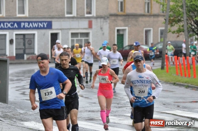 Zdjęcie w galerii na portalu naszraciborz.pl: Deszczowy XI Półmaraton w Kietrzu wiadomości z regionu
