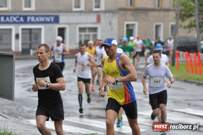 Zdjęcie w galerii na portalu naszraciborz.pl: Deszczowy XI Półmaraton w Kietrzu wiadomości z regionu