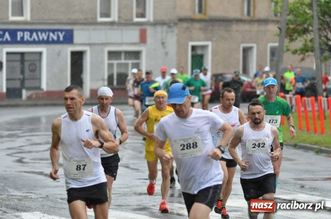 Zdjęcie w galerii na portalu naszraciborz.pl: Deszczowy XI Półmaraton w Kietrzu wiadomości z regionu