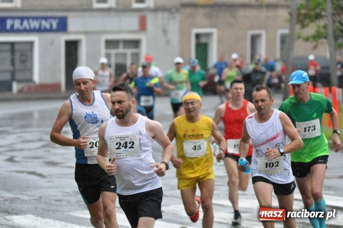Zdjęcie w galerii na portalu naszraciborz.pl: Deszczowy XI Półmaraton w Kietrzu wiadomości z regionu