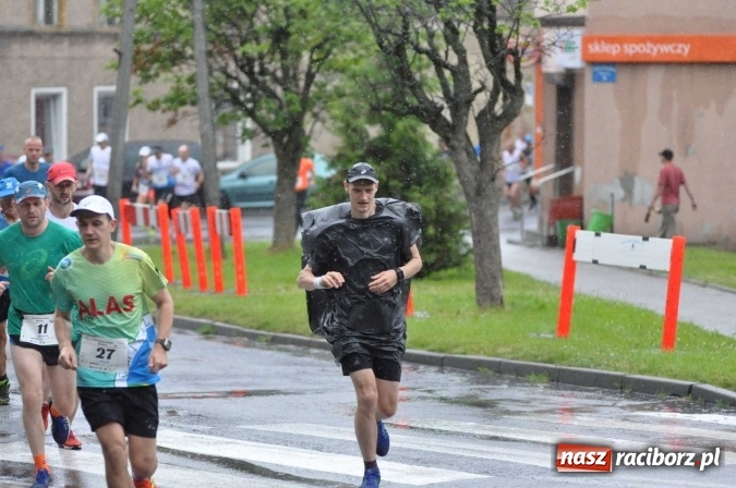 Zdjęcie w galerii na portalu naszraciborz.pl: Deszczowy XI Półmaraton w Kietrzu wiadomości z regionu