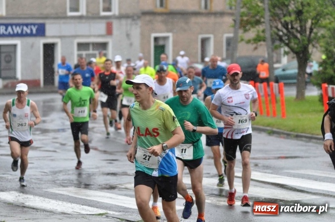Zdjęcie w galerii na portalu naszraciborz.pl: Deszczowy XI Półmaraton w Kietrzu wiadomości z regionu