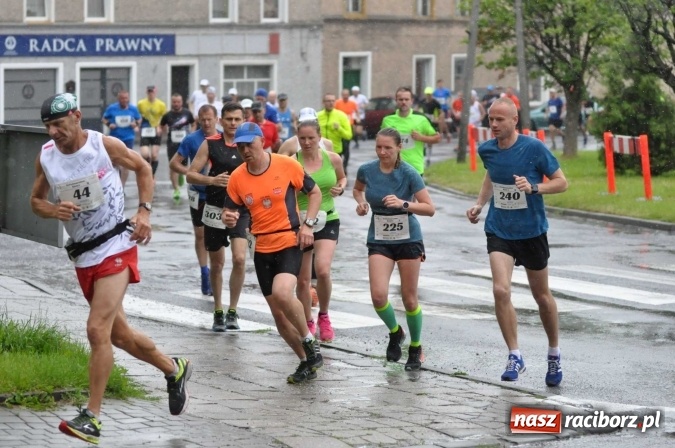 Zdjęcie w galerii na portalu naszraciborz.pl: Deszczowy XI Półmaraton w Kietrzu wiadomości z regionu