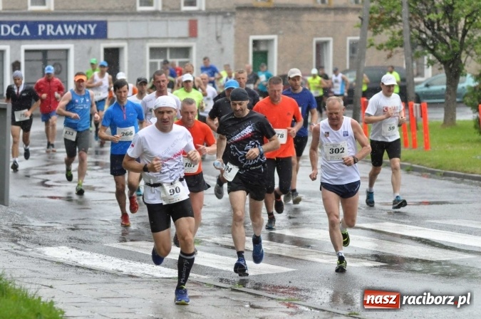 Zdjęcie w galerii na portalu naszraciborz.pl: Deszczowy XI Półmaraton w Kietrzu wiadomości z regionu