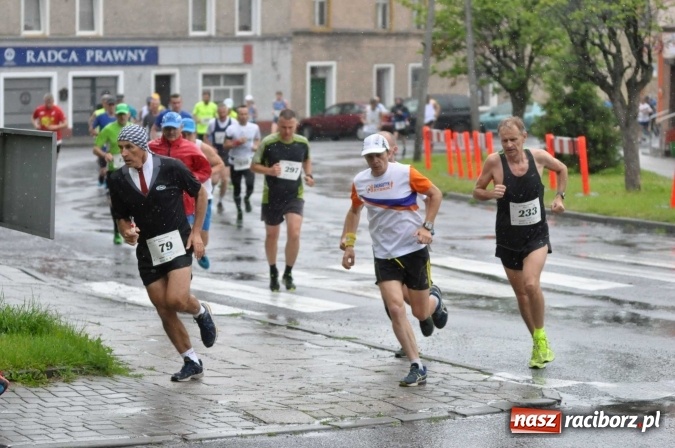 Zdjęcie w galerii na portalu naszraciborz.pl: Deszczowy XI Półmaraton w Kietrzu wiadomości z regionu