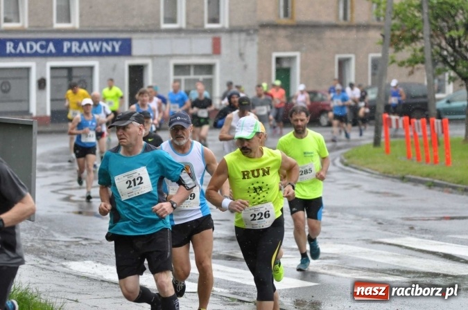 Zdjęcie w galerii na portalu naszraciborz.pl: Deszczowy XI Półmaraton w Kietrzu wiadomości z regionu