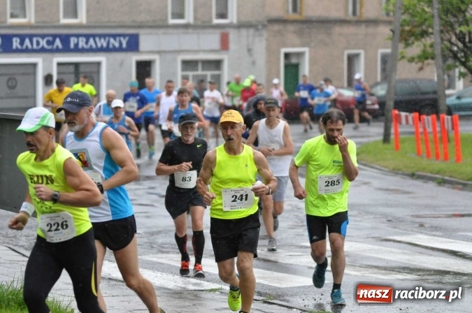 Zdjęcie w galerii na portalu naszraciborz.pl: Deszczowy XI Półmaraton w Kietrzu wiadomości z regionu