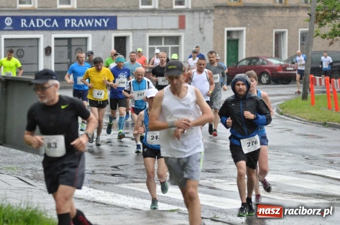 Zdjęcie w galerii na portalu naszraciborz.pl: Deszczowy XI Półmaraton w Kietrzu wiadomości z regionu