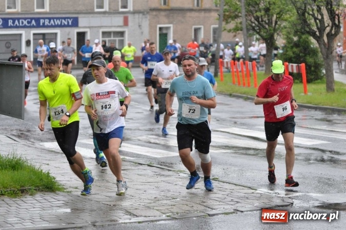 Zdjęcie w galerii na portalu naszraciborz.pl: Deszczowy XI Półmaraton w Kietrzu wiadomości z regionu