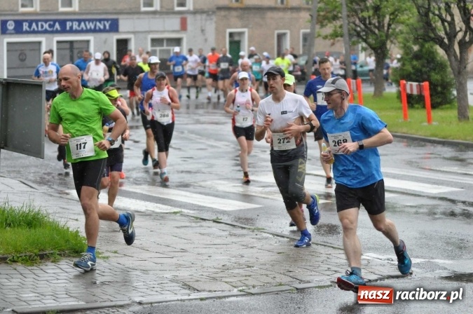 Zdjęcie w galerii na portalu naszraciborz.pl: Deszczowy XI Półmaraton w Kietrzu wiadomości z regionu
