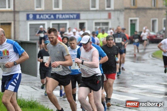 Zdjęcie w galerii na portalu naszraciborz.pl: Deszczowy XI Półmaraton w Kietrzu wiadomości z regionu