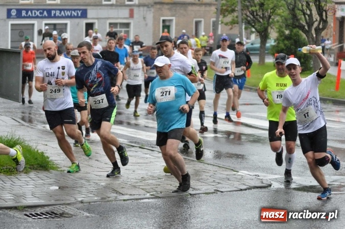 Zdjęcie w galerii na portalu naszraciborz.pl: Deszczowy XI Półmaraton w Kietrzu wiadomości z regionu