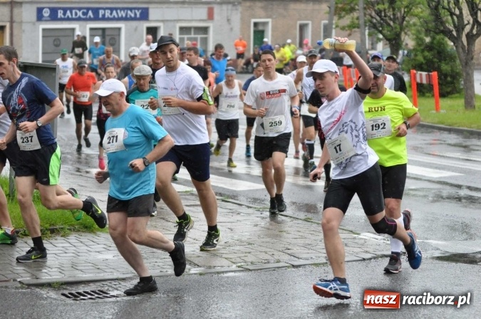 Zdjęcie w galerii na portalu naszraciborz.pl: Deszczowy XI Półmaraton w Kietrzu wiadomości z regionu