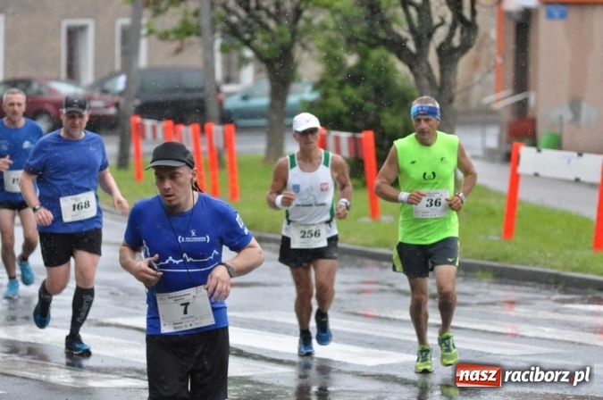 Zdjęcie w galerii na portalu naszraciborz.pl: Deszczowy XI Półmaraton w Kietrzu wiadomości z regionu