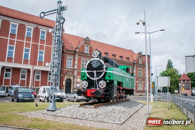 Zdjęcie w galerii na portalu naszraciborz.pl: Weronika przecięła wstęgę na Halince. Parowóz oficjalnie w nowym miejscu wiadomości z regionu