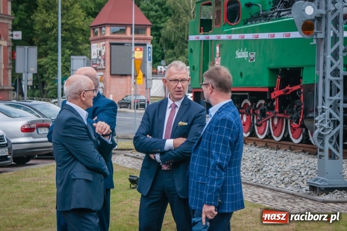 Zdjęcie w galerii na portalu naszraciborz.pl: Weronika przecięła wstęgę na Halince. Parowóz oficjalnie w nowym miejscu wiadomości z regionu