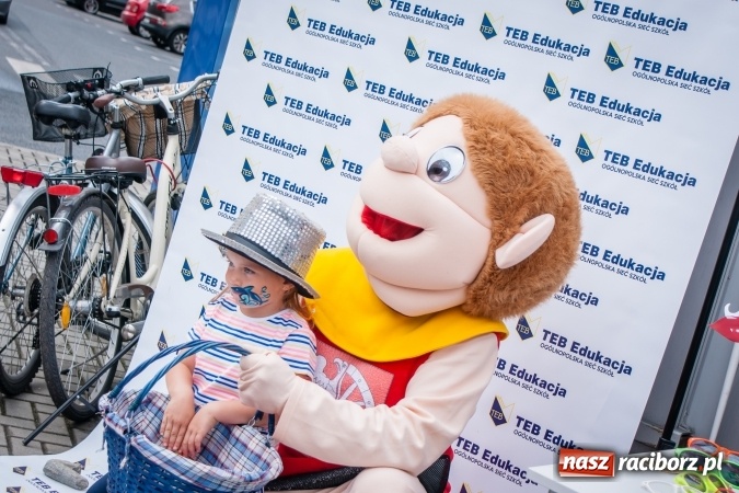 Zdjęcie w galerii na portalu naszraciborz.pl: Weronika przecięła wstęgę na Halince. Parowóz oficjalnie w nowym miejscu wiadomości z regionu