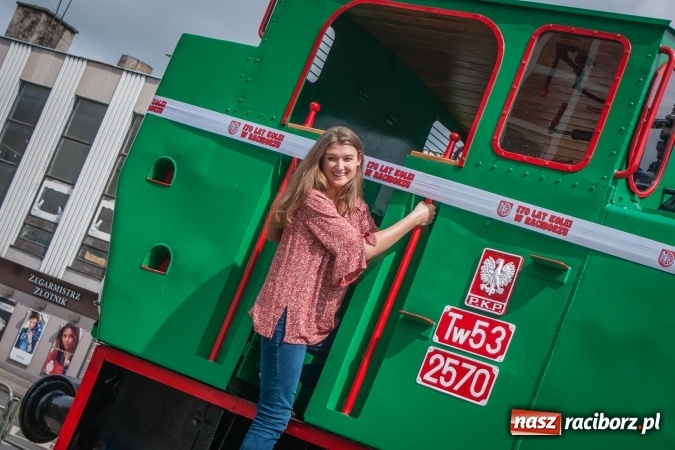 Zdjęcie w galerii na portalu naszraciborz.pl: Weronika przecięła wstęgę na Halince. Parowóz oficjalnie w nowym miejscu wiadomości z regionu