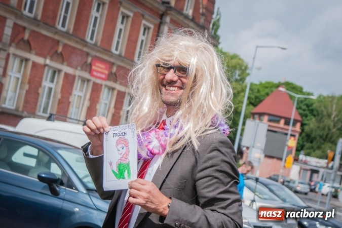 Zdjęcie w galerii na portalu naszraciborz.pl: Weronika przecięła wstęgę na Halince. Parowóz oficjalnie w nowym miejscu wiadomości z regionu