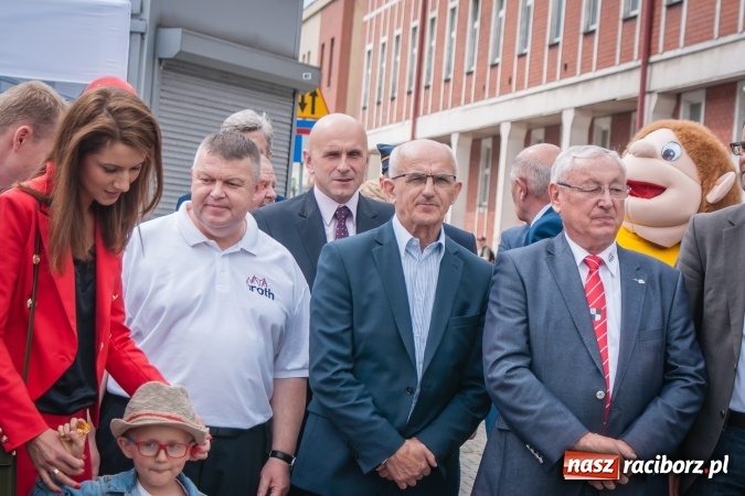 Zdjęcie w galerii na portalu naszraciborz.pl: Weronika przecięła wstęgę na Halince. Parowóz oficjalnie w nowym miejscu wiadomości z regionu