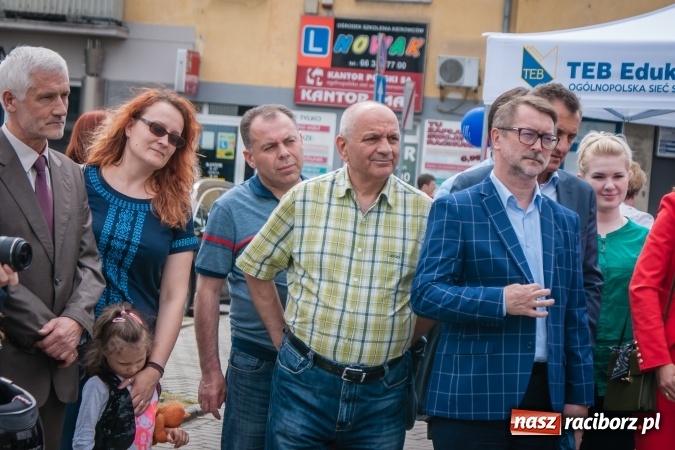 Zdjęcie w galerii na portalu naszraciborz.pl: Weronika przecięła wstęgę na Halince. Parowóz oficjalnie w nowym miejscu wiadomości z regionu