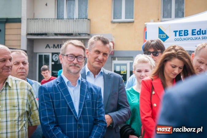 Zdjęcie w galerii na portalu naszraciborz.pl: Weronika przecięła wstęgę na Halince. Parowóz oficjalnie w nowym miejscu wiadomości z regionu