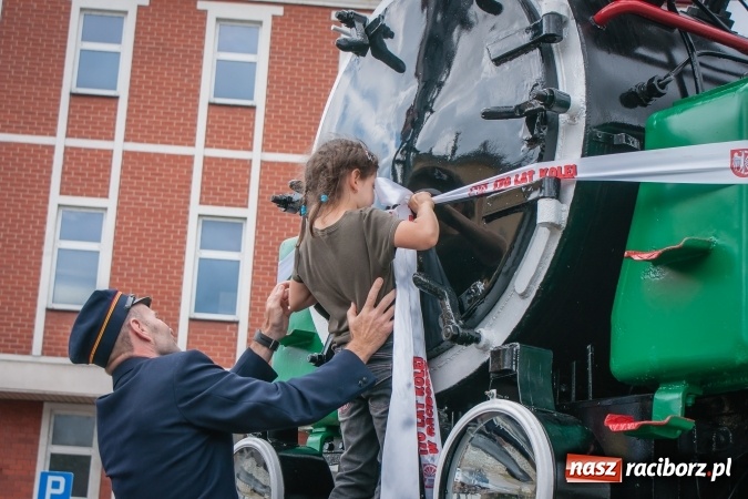 Zdjęcie w galerii na portalu naszraciborz.pl: Weronika przecięła wstęgę na Halince. Parowóz oficjalnie w nowym miejscu wiadomości z regionu