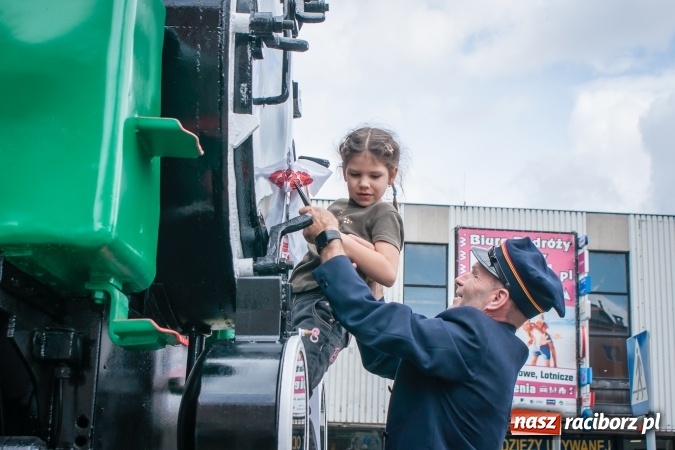 Zdjęcie w galerii na portalu naszraciborz.pl: Weronika przecięła wstęgę na Halince. Parowóz oficjalnie w nowym miejscu wiadomości z regionu