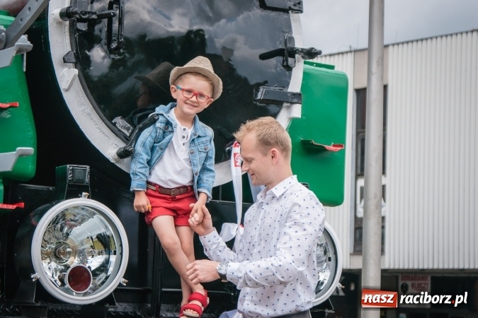 Zdjęcie w galerii na portalu naszraciborz.pl: Weronika przecięła wstęgę na Halince. Parowóz oficjalnie w nowym miejscu wiadomości z regionu