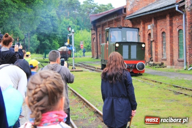 Zdjęcie w galerii na portalu naszraciborz.pl: Parada taboru kolejowego w Rudach z okazji Święta Szlaku Zabytków Techniki wiadomości z regionu