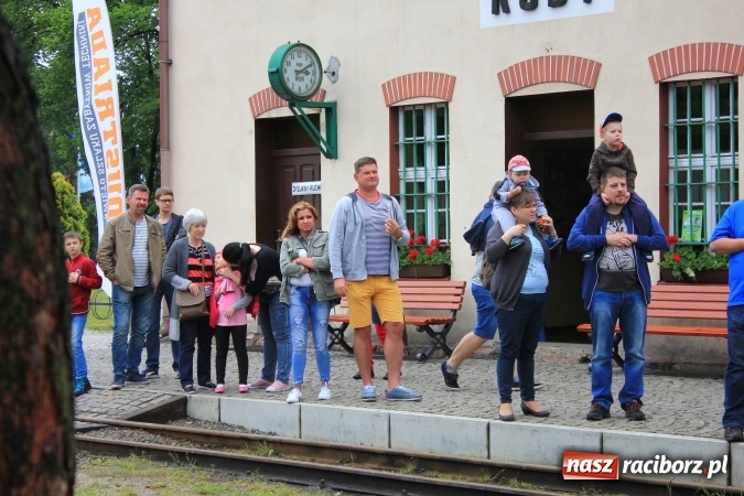 Zdjęcie w galerii na portalu naszraciborz.pl: Parada taboru kolejowego w Rudach z okazji Święta Szlaku Zabytków Techniki wiadomości z regionu