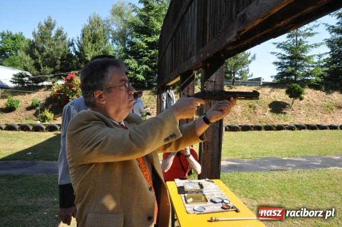 Zdjęcie w galerii na portalu naszraciborz.pl: Zbigniew Barto królem kurkowym AD 2017. Pułkownik Adam Jopek z podkową szczęścia  wiadomości z regionu