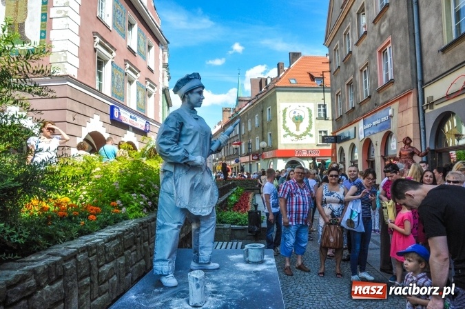 Zdjęcie w galerii na portalu naszraciborz.pl: Setki raciborzan na Festiwalu Raciborskiej Ulicy. Żywe rzeźby opanowały ulicę Długą wiadomości z regionu