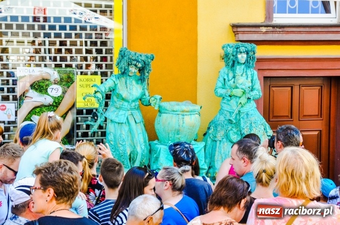 Zdjęcie w galerii na portalu naszraciborz.pl: Setki raciborzan na Festiwalu Raciborskiej Ulicy. Żywe rzeźby opanowały ulicę Długą wiadomości z regionu