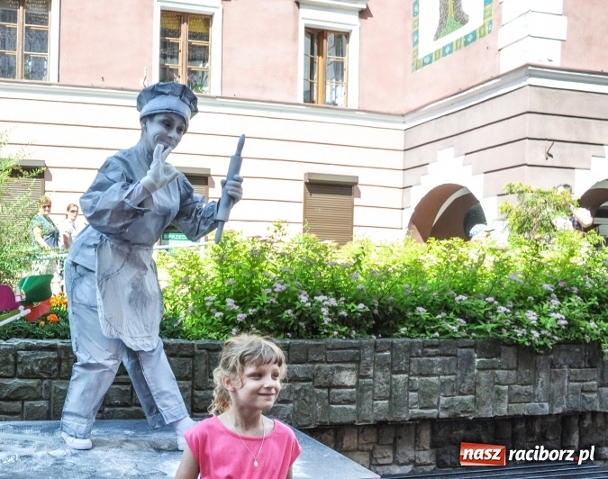 Zdjęcie w galerii na portalu naszraciborz.pl: Setki raciborzan na Festiwalu Raciborskiej Ulicy. Żywe rzeźby opanowały ulicę Długą wiadomości z regionu