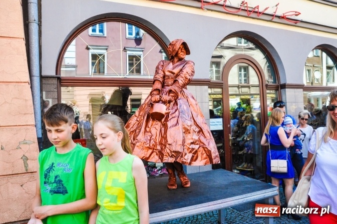 Zdjęcie w galerii na portalu naszraciborz.pl: Setki raciborzan na Festiwalu Raciborskiej Ulicy. Żywe rzeźby opanowały ulicę Długą wiadomości z regionu