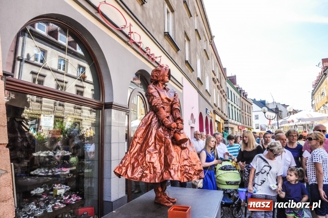 Zdjęcie w galerii na portalu naszraciborz.pl: Setki raciborzan na Festiwalu Raciborskiej Ulicy. Żywe rzeźby opanowały ulicę Długą wiadomości z regionu