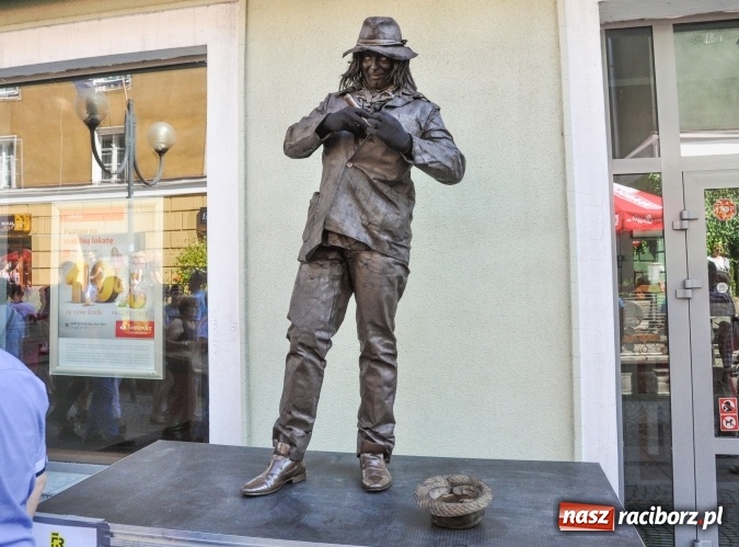 Zdjęcie w galerii na portalu naszraciborz.pl: Setki raciborzan na Festiwalu Raciborskiej Ulicy. Żywe rzeźby opanowały ulicę Długą wiadomości z regionu