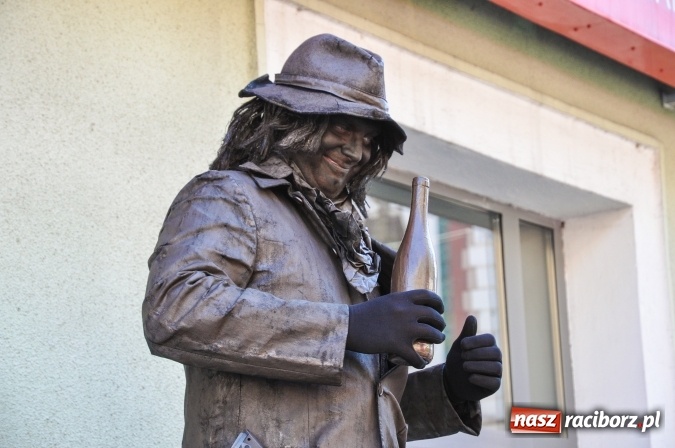 Zdjęcie w galerii na portalu naszraciborz.pl: Setki raciborzan na Festiwalu Raciborskiej Ulicy. Żywe rzeźby opanowały ulicę Długą wiadomości z regionu